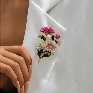 Korean-inspired floral brooch for women's everyday attire